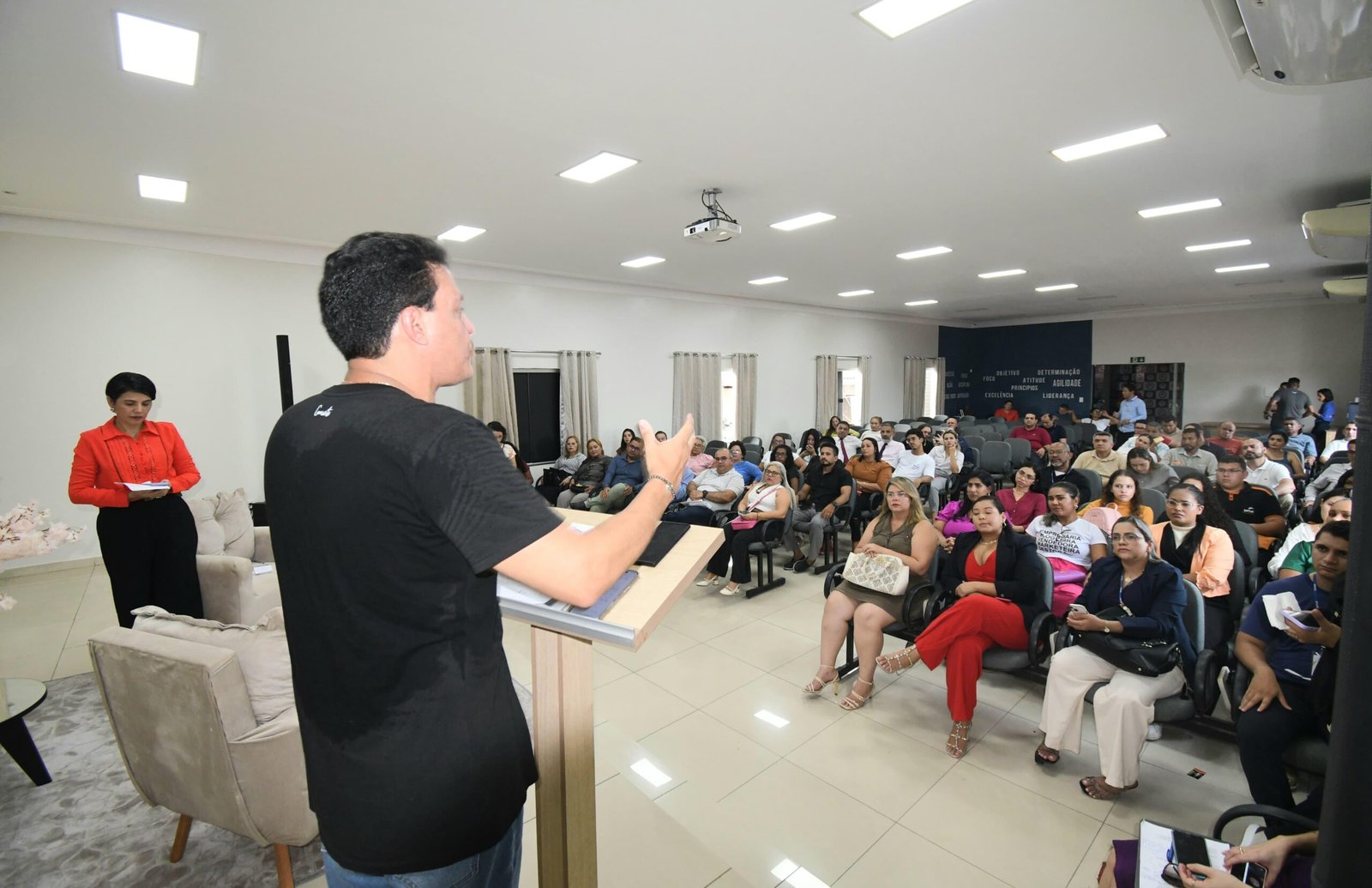 Vice-governador Felipe Camarão dialoga com classe empresarial de Santa Inês e região