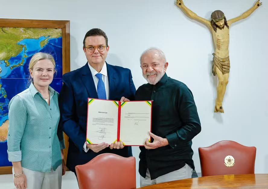 Após demissão de Lupi, bancada do PDT na Câmara decide deixar a base do governo Lula