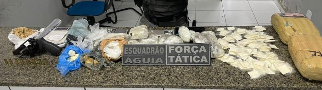 Ação rápida da PM resulta em grande apreensão de drogas e arma em São João dos Patos