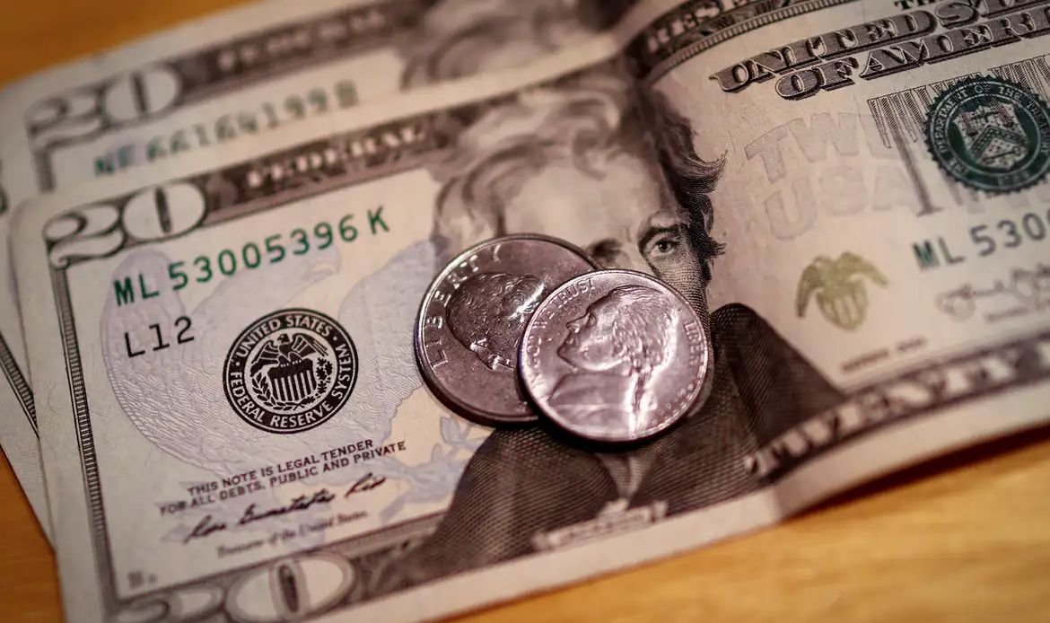 Dólar fica estável, apesar de conflito entre Israel e Irã