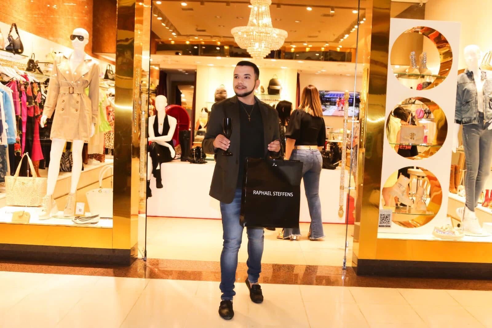 Lucas Bessa é clicado fazendo compras em lojas de grife no shopping Uberaba