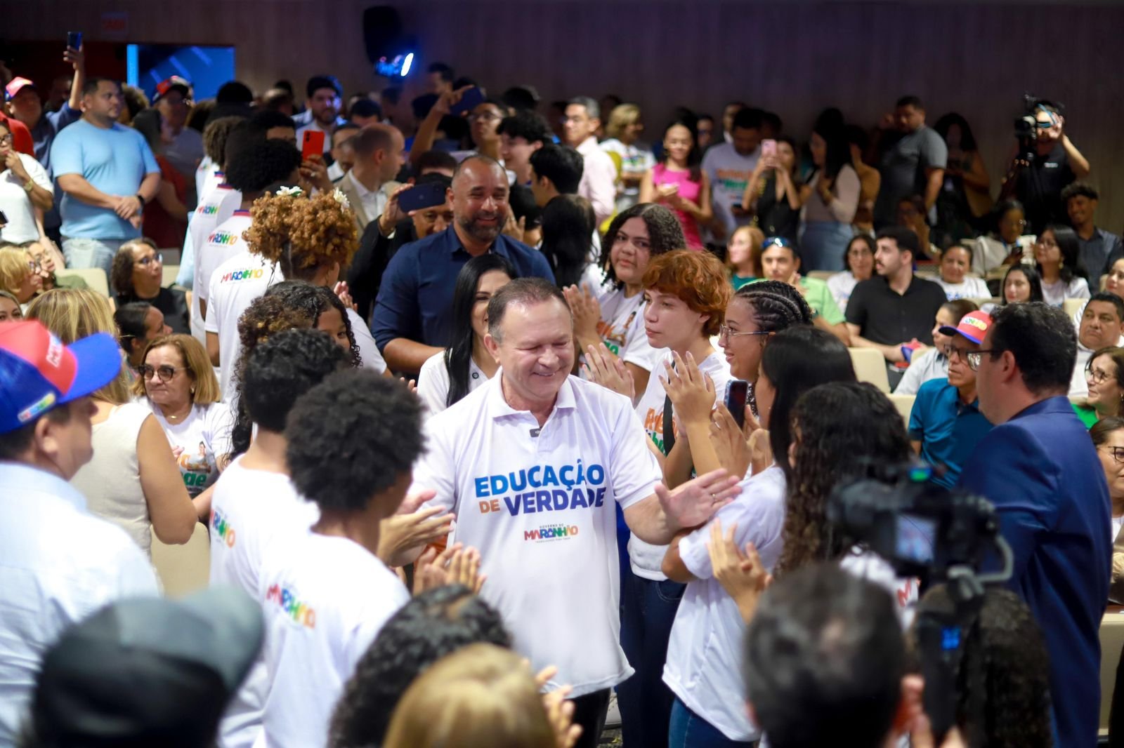 Brandão lança programa “Educação de Verdade” para reforçar alimentação, transporte e tecnologia nas escolas estaduais