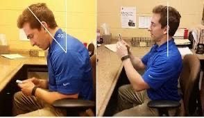 Inclinação ao usar celular pode gerar carga de 27 kg no pescoço
