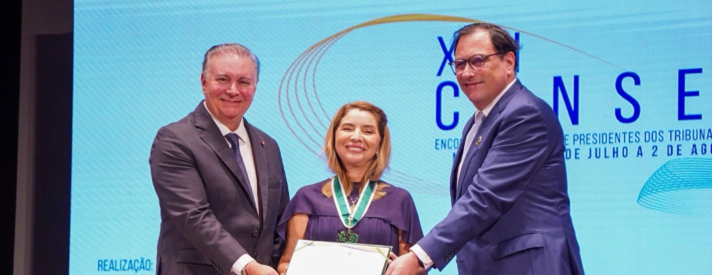 Iracema Vale é homenageada pelo Poder Judiciário com Medalha de Mérito do Consepre