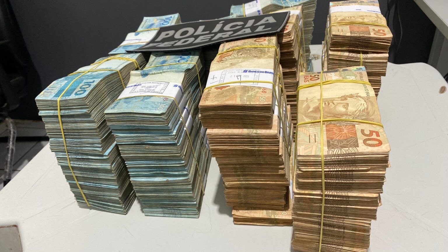 Polícia Federal prende duas pessoas sacando R$700 mil de recursos provenientes de prefeituras; dinheiro era de recursos para Educação
