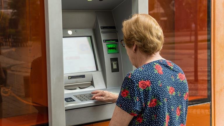 Descontos no 13º salário: saiba quais são permitidos