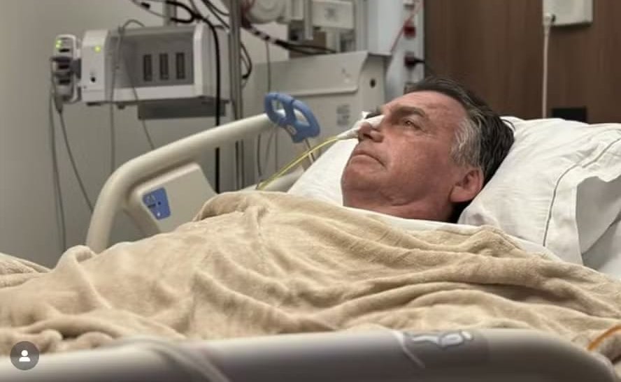 Médicos dizem que Bolsonaro está no quarto e cirurgia ocorreu sem intercorrências