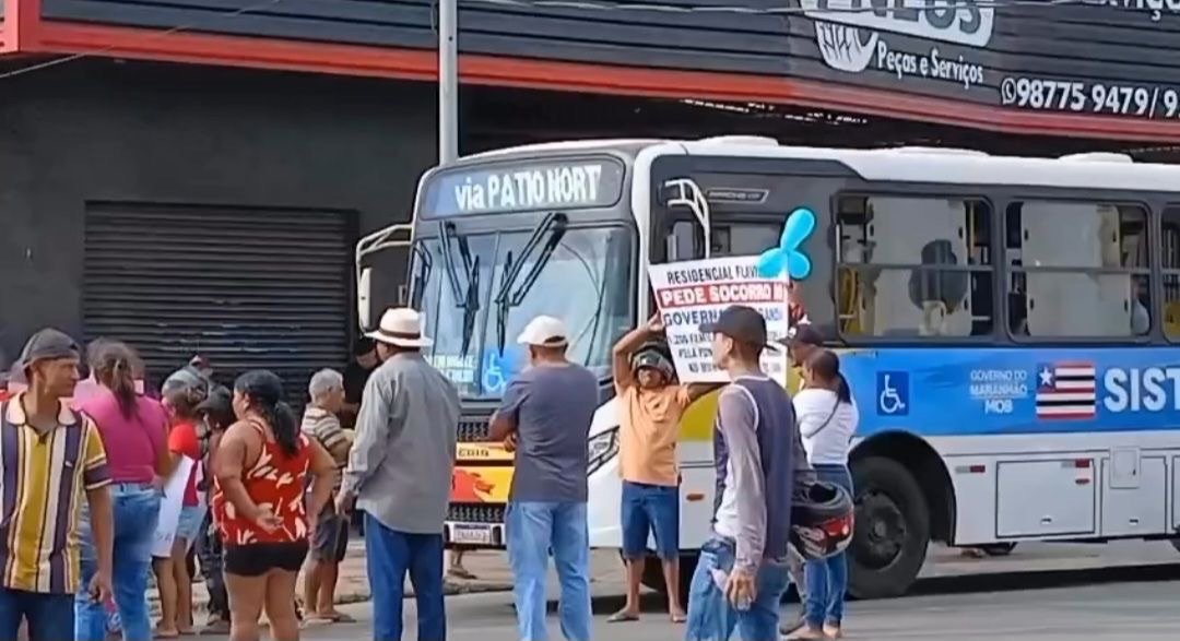 Manifestação interrompe tráfego na Estrada de Ribamar por ameaça de demolição de moradias