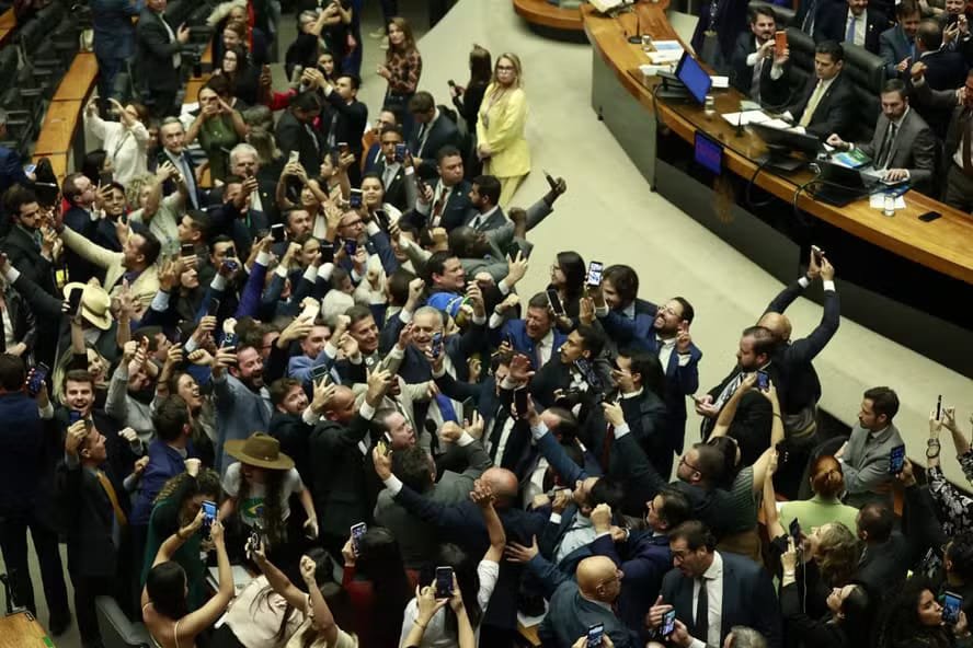 Quaest: oito em cada 10 brasileiros acham que deputados e senadores só pensam em si