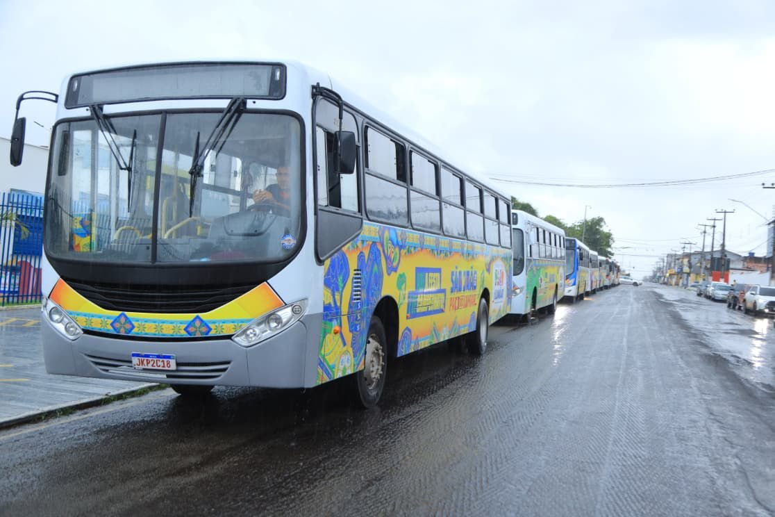 Prefeito Fred Campos entrega ônibus personalizados para grupos folclóricos de Paço do Lumiar durante a temporada junina.