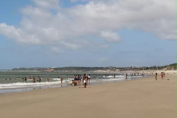 Praias da Grande Ilha ganham movimento intenso nas férias e acendem alerta para exposição ao sol