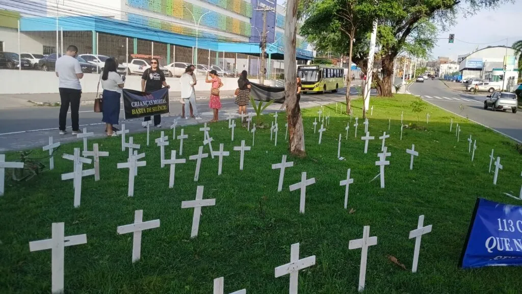 Ato com 101 cruzes expõe revolta de pais contra mortes no Hospital da Criança