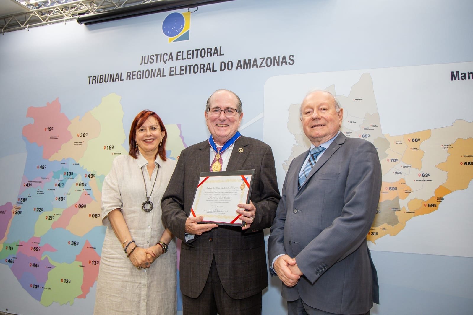 Desembargador Ricardo Duailibe é homenageado pelo TRE-AM com Medalha do Mérito Eleitoral