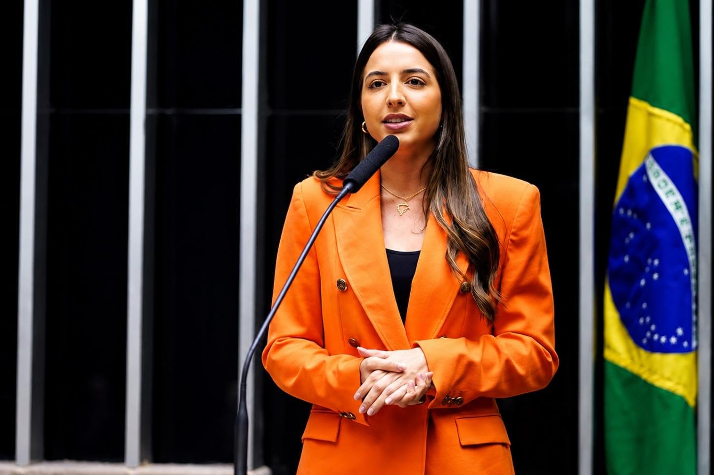 R$ 2,9 MILHÕES NO COLO! Amanda Gentil é a candidata a deputada federal que mais recebeu do Fundo Eleitoral no Maranhão