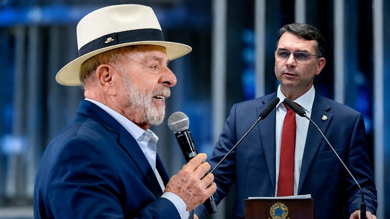 Lula avança para 49% e empata com Flávio Bolsonaro no segundo turno, indica PoderData/Aya