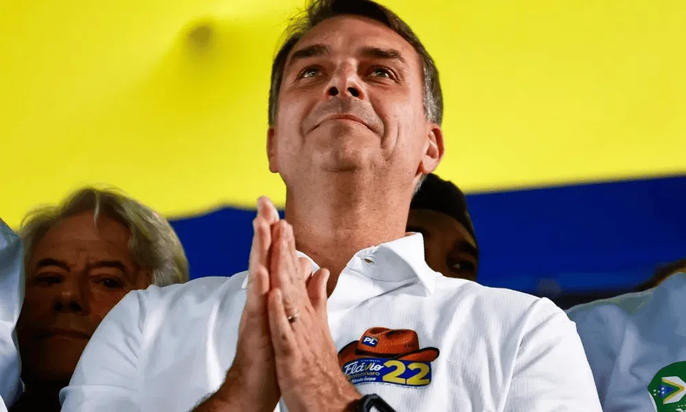 Flávio Bolsonaro está em jatinho rumo aos EUA, diz Metrópoles
