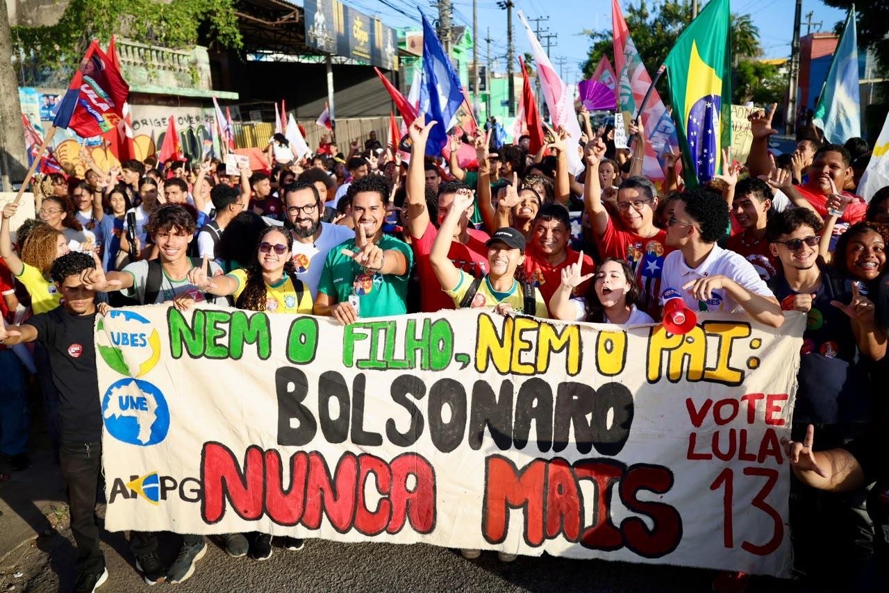 “No domingo haverá virada”, diz Carlos Lula após marchar com centenas pelas ruas de São Luís